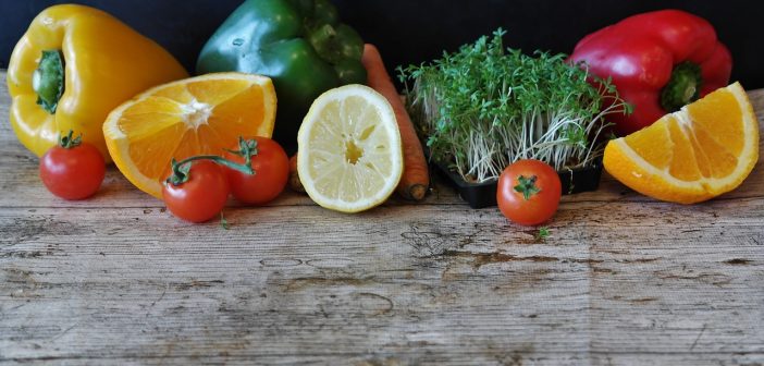 fruits et légumes sur plan de travail en bois